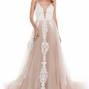 Lovey Bride - Vagabond Bridal - Luna Wedding Dress - Size L